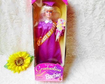 Muñeca Barbie de graduación Edición especial NIB 1997 Banner Mattel NOS Tamaño estándar Muñeca Barbie Juguete sin usar