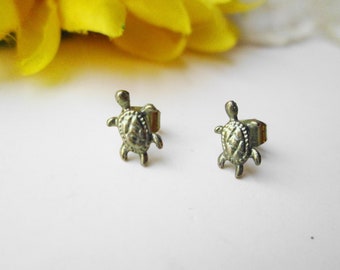Tiny Turtle Earrings Vintage Stud Earrings Hypo Allergenic Delique NOC Spring Summer Animal Beach