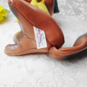Puede incluir: Un animal de peluche de cuero marr&oacute;n con una etiqueta que dice "No. 728 MADE IN JAPAN".