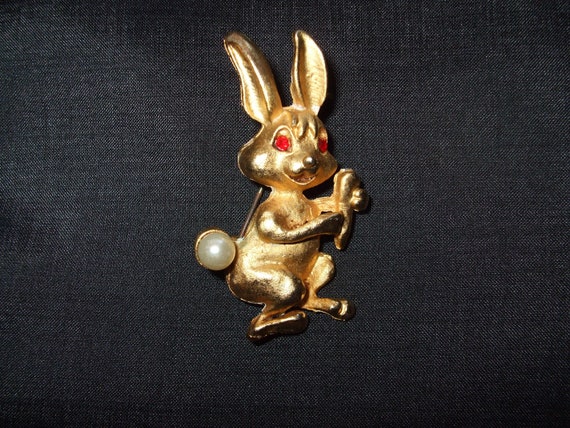 Vintage Easter Bunny Brooch, Rabbit Holding Carro… - image 1