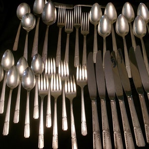 Vintage Prestige Plate Grenoble Silverplate Set, Art Deco 1938 Spoons, Knives, Forks, Set of 36 Silverplated Flatware by Oneida