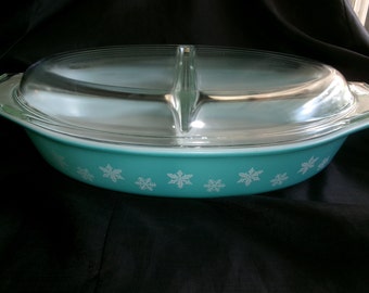 Vintage Turquoise Blue Snowflake Pyrex 1.5 Quart Divided Dish, Pyrex Gaiety Cinderella, 1950's Kitsch Kitchen Decor, Mid Century Kitchen