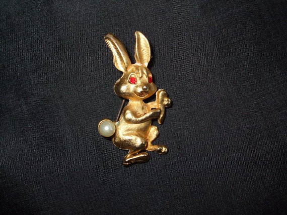 Vintage Easter Bunny Brooch, Rabbit Holding Carro… - image 5