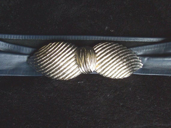 Vintage Mimi Di N Bow Ladies Silver and Navy Belt , Designer  display picture 1