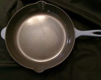 Vintage Le Creuset 26 Skillet, 11.5 Inch Fry Pan, Double Spout in Pale Sky Blue, HTF Authentic French Cast Iron Glissemail Enamel Cookware