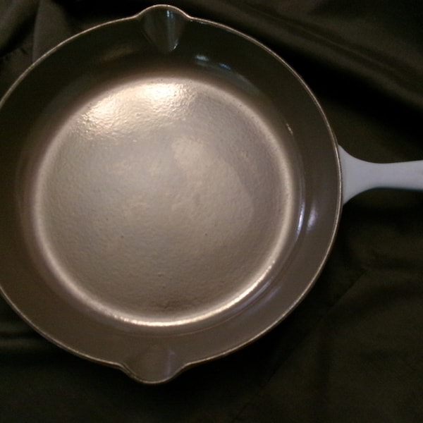 Vintage Le Creuset 26 Skillet, 11.5 Inch Fry Pan, Double Spout in Pale Blue, HTF Authentic French Cast Iron Glissemail Enamel Cookware