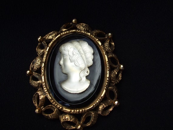 Vintage Camphor Glass Cameo Brooch , Old Cameo Bl… - image 2