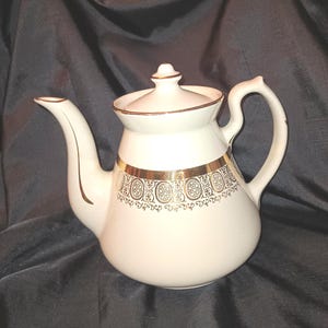 Vintage Hall Philadelphia Teapot, 6 Cup USA  Gold Trim 078 Pattern, Old Off White Teapot, Lid is DAMAGED