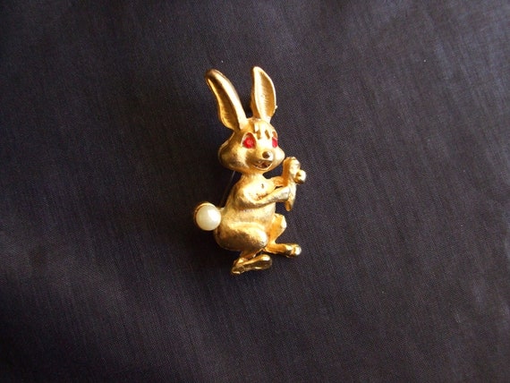 Vintage Easter Bunny Brooch, Rabbit Holding Carro… - image 4