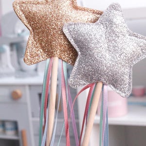 Varita mágica de estrella plateada con purpurina: Juego imaginativo para niños