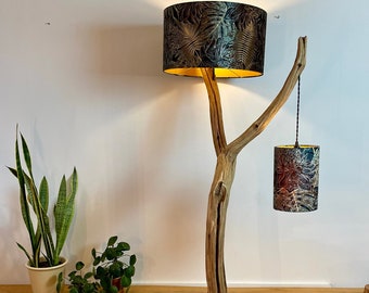 Lampadaire lampe en bois éclairage décoratif vieille branche de chêne montée sur rocher en pierre naturelle.