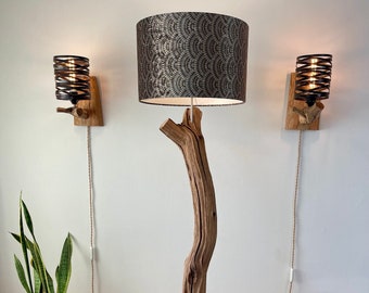 Lámpara de pie Lámpara de madera hecha de antigua rama de roble sobre roca natural
