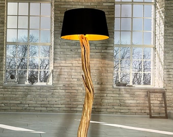 Lámpara de pie iluminación de madera de rama de roble antigua decorativa sobre roca natural.