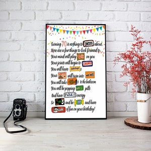 Peut inclure: Une affiche blanche avec des confettis color&eacute;s et une banni&egrave;re en haut. L'affiche contient un po&egrave;me humoristique sur le fait d'avoir 70 ans, avec le texte "Turning 70 is nothing to SNICKERS about" et une liste de choses &agrave; attendre avec impatience, notamment des noms de barres chocolat&eacute;es comme Twix, Crunch, Snickers et Zero.