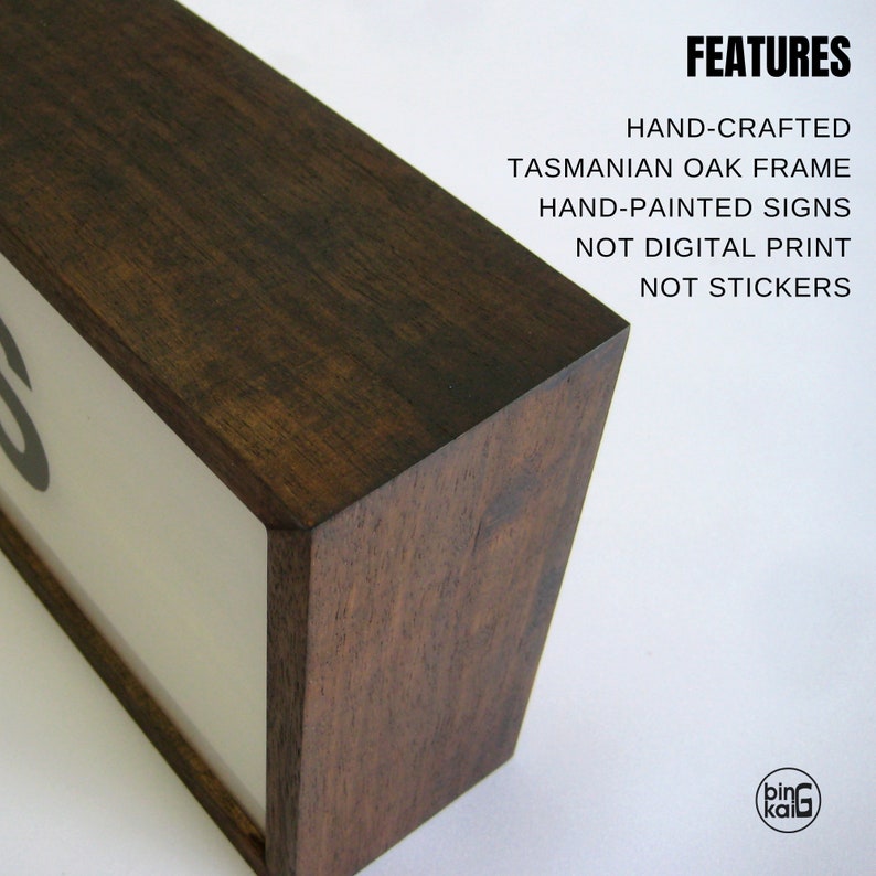 Pode incluir: Uma placa de madeira com uma moldura de carvalho da Tasm&acirc;nia castanho escuro. A placa &eacute; pintada &agrave; m&atilde;o e apresenta o texto "FEATURES" em mai&uacute;sculas. O texto abaixo de "FEATURES" diz "HAND-CRAFTED", "TASMANIAN OAK FRAME", "HAND-PAINTED SIGNS", "NOT DIGITAL PRINT" e "NOT STICKERS".