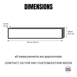 Pode incluir: Um desenho a preto e branco de uma caixa retangular com dimens&otilde;es etiquetadas em polegadas e cent&iacute;metros. O texto "DIMENSIONS" est&aacute; na parte superior da imagem. O texto "all measurements are approximate" est&aacute; abaixo da caixa. O texto "CONTACT US FOR ANY CUSTOMIZATION NEEDS" est&aacute; abaixo do texto "all measurements are approximate".