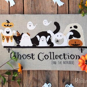 Può includere: Uno schema di ricamo a punto croce con una collezione di fantasmi e un gatto nero con il testo "Ghost Collection (Find the Intruder)".