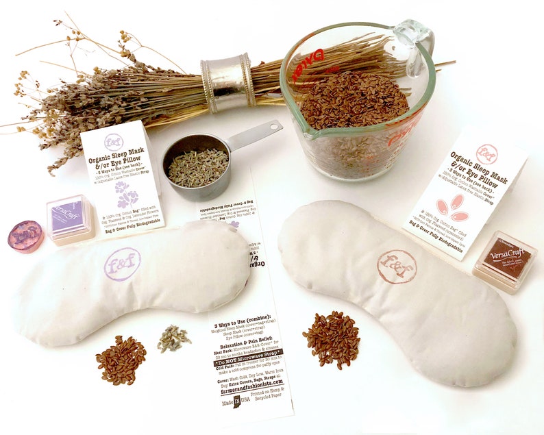 Puede incluir: Un kit de bricolaje para hacer una almohada para los ojos de lavanda y semillas de lino. El kit incluye dos almohadas para los ojos de tela blanca, una bolsa de semillas de lino, una bolsa de lavanda seca, una taza medidora peque&ntilde;a, dos almohadillas de tinta y dos sellos. El kit viene con instrucciones sobre c&oacute;mo hacer la almohada para los ojos.