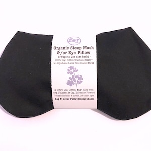 Puede incluir: Una m&aacute;scara para dormir y/o almohada para ojos org&aacute;nica negra con una etiqueta blanca. La etiqueta dice "Organic Sleep Mask &/or Eye Pillow" e incluye detalles sobre las caracter&iacute;sticas del producto, incluyendo una correa el&aacute;stica ajustable sin l&aacute;tex.