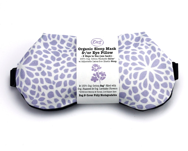Puede incluir: Una m&aacute;scara para dormir con estampado floral blanco y morado con una banda el&aacute;stica negra. La m&aacute;scara est&aacute; rellena de semillas de lino y lavanda. El embalaje dice "Organic Sleep Mask &/or Eye Pillow - 3 Ways to Use (see back) - 100% Org Cotton Washable Cover" w/Adjustable Latex-free Elastic Strap & 100% Org. Cotton Bag filled with Org. Flaxseed & Org. Lavender Flowers *0009-Cert Paris & Thread, Low Impact Dyes Bag & Cover Fully Biodegradable"