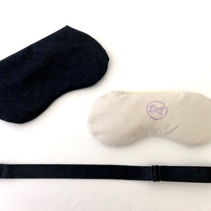 Puede incluir: Una m&aacute;scara para dormir negra y una m&aacute;scara para dormir de color beige claro con el texto "f&f" en un c&iacute;rculo. Tambi&eacute;n se incluye una correa negra ajustable. Las m&aacute;scaras para dormir est&aacute;n dise&ntilde;adas para bloquear la luz.