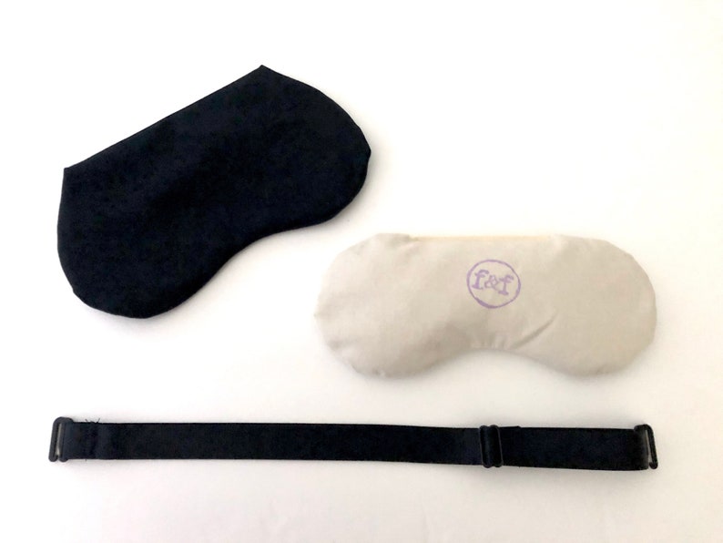 Puede incluir: Una m&aacute;scara para dormir negra y una m&aacute;scara para dormir de color beige claro con el texto "f&f" en un c&iacute;rculo. Tambi&eacute;n se incluye una correa negra ajustable. Las m&aacute;scaras para dormir est&aacute;n dise&ntilde;adas para bloquear la luz.