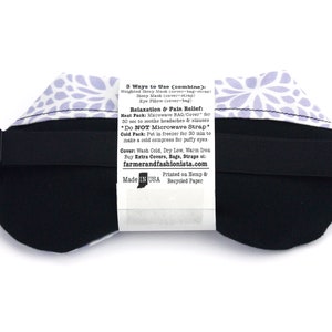 Puede incluir: Una m&aacute;scara para los ojos floral blanca y morada con una correa negra ajustable. La parte posterior de la m&aacute;scara tiene instrucciones para usarla como compresa caliente o fr&iacute;a. El texto dice: "3 Ways to Use (combine): Weighted Sleep Mask (cover-bag-strap) Sleep Mask (cover+strap) Eye Pillow (cover bag) Relaxation & Pain Relief: Heat Pack: Microwave BAG/Cover for 30 sec to soothe headaches & sinuses *Do NOT Microwave Strap" Cold Pack: Put in freezer for 30 min to make a cold compress for puffy eyes Cover: Wash Cold, Dry Low, Warm Iron Buy Extra Covers, Bags, Straps at: farmerandfashionista.com Printed on Hemp & Made in USA Recycled Paper"