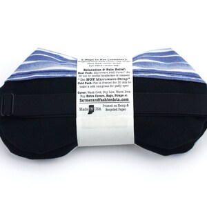 Puede incluir: Una m&aacute;scara para dormir de rayas azules y blancas con una correa ajustable negra. La parte posterior de la m&aacute;scara tiene instrucciones para usar la m&aacute;scara como una compresa caliente o fr&iacute;a. El texto dice "Relaxation & Pain Relief", "Heat Pack: Microwave BAG/Cover for 30 sec to soothe headaches & sinuses", "Do NOT Microwave Strap", "Cold Pack: Put in freezer for 30 min to make a cold compress for puffy eyes", "Cover: Wash Cold. Dry Low, Warm Iron", "Buy Extra Covers, Bags, Straps at farmerandfashionista.com", "Printed on Hemp & Recycled Paper", "Made in USA".