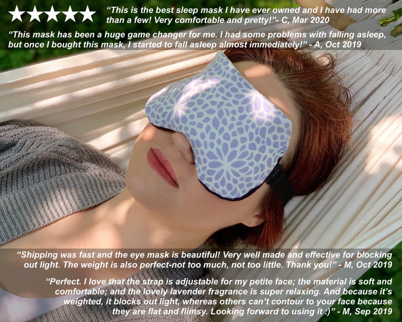 K&ouml;nnte beinhalten: Eine Frau tr&auml;gt eine Lavendel-Augenmaske mit Blumenmuster und liegt in einer H&auml;ngematte. Die Maske hat einen verstellbaren Riemen und ist beschwert, um Licht zu blockieren. Der Text "This is the best sleep mask I have ever owned and I have had more than a few! Very comfortable and pretty!" - C, Mar 2020 ist auf dem Bild zu sehen.