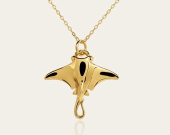 Könnte beinhalten: Eine goldene Halskette mit einem detaillierten, dreidimensionalen Anhänger in Form eines Mantarochens.