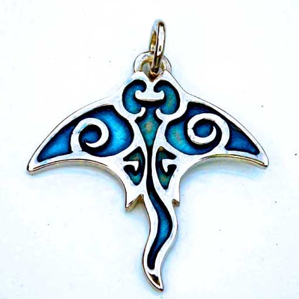 Collier de raie manta, bijoux de tatouage tribal, charme pendentif raie manta en argent sterling avec patine bleue. Fabriqué à la main par Argent Aqua.