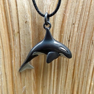 Halskette aus geschwärztem Sterlingsilber mit Orca-Anhänger, Schmuckstück mit Meeresmotiv. © Argent Aqua