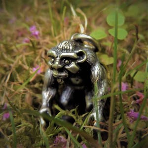 Massive Sterling Silber Yeti Anhänger oder Charm. © Argent Aqua