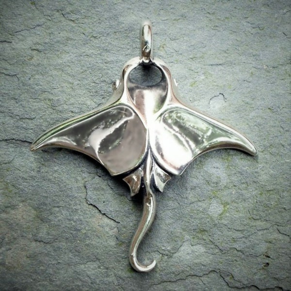 Collier raie manta, grand pendentif raie manta, bijoux en argent sterling, bijoux en saphir naturel. © Argent Aqua