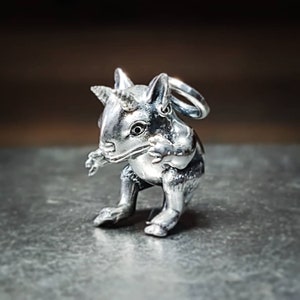 Naszyjnik Imp, solidny srebrny wisiorek, mały diabełek demon 3D charm. Wykonano w Anglii © Argent Aqua