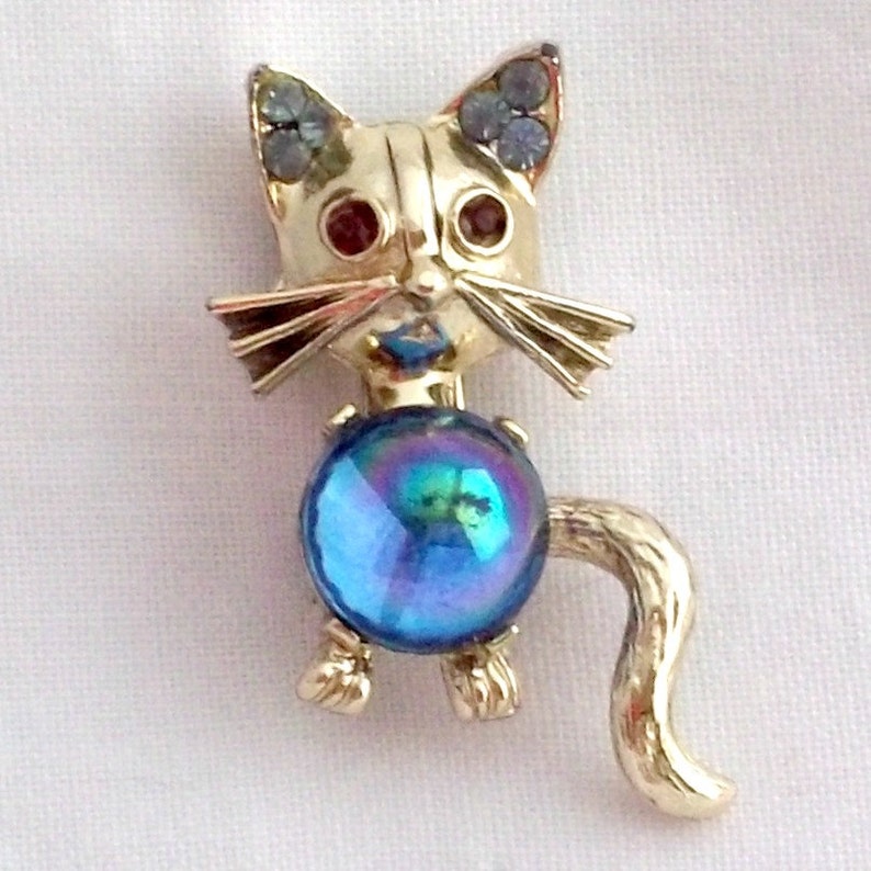 Jelly belly cat brooch blue iridescent stone gold tone rhinestone kitty pin costume jewelry kitsch