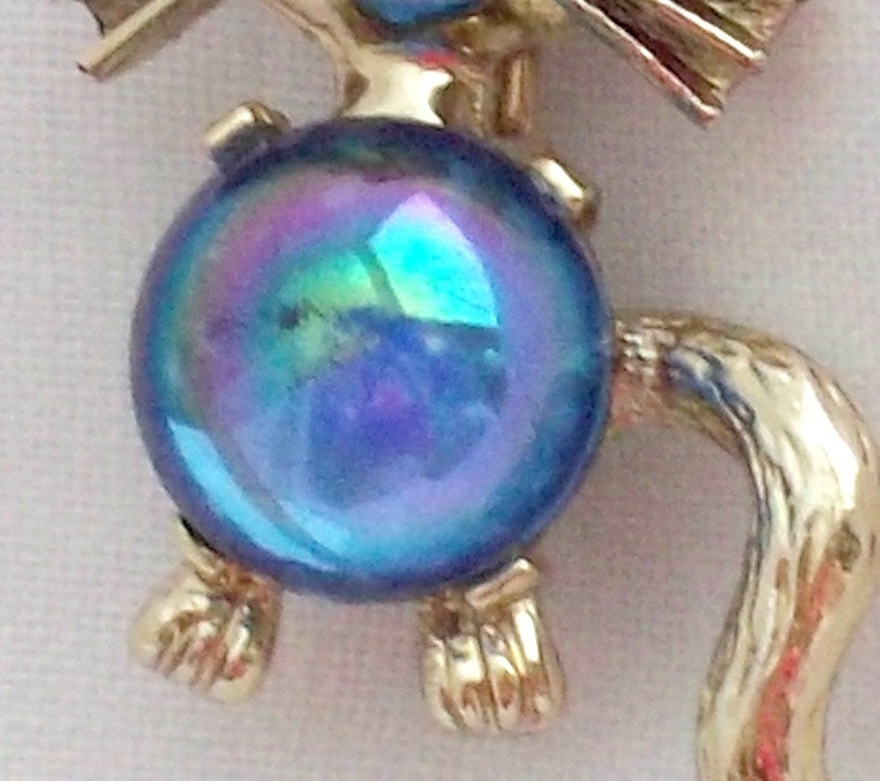 Jelly belly cat brooch blue iridescent stone gold tone rhinestone kitty pin costume jewelry kitsch