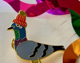 Pin esmaltado con purpurina - Paloma tejiendo un sombrero - Regalo para tejedores - Accesorios para proyectos de tejido
