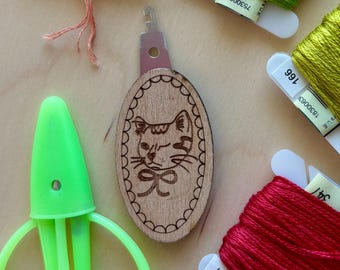 Enhebrador de agujas - Gatito elegante - Gato tejido a crochet, punto de cruz - Accesorios de madera