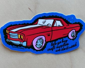 Pegatina de vinilo - Consigamos materiales de manualidades que no necesitamos - Coche El Camino - Pegatina de punto y ganchillo para portátil, pegatina para parachoques, pegatina para botella de agua