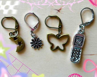 Marcadores de puntos Y2K – Para tejer y hacer ganchillo: Luna, margarita, mariposa, colgantes para teléfono plegable (juego de 4)