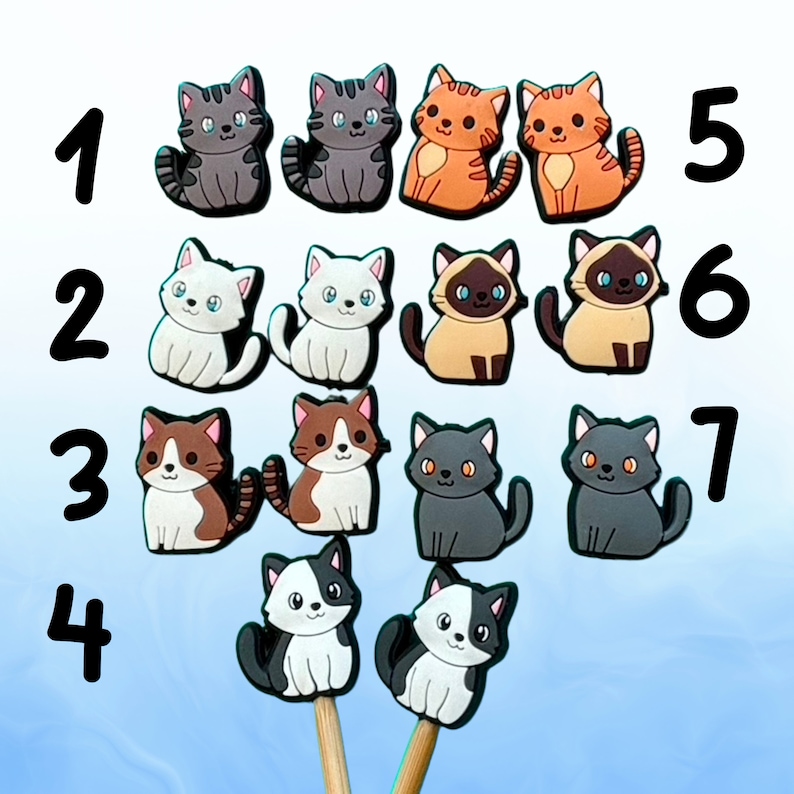 K&ouml;nnte beinhalten: Set mit 10 bunten Katzen-Anh&auml;ngern, perfekt, um Ihren Bastelarbeiten eine verspielte Note zu verleihen. Die Anh&auml;nger zeigen verschiedene Katzenrassen, darunter Tabby, Kaliko, Siam und Tuxedo-Katzen.