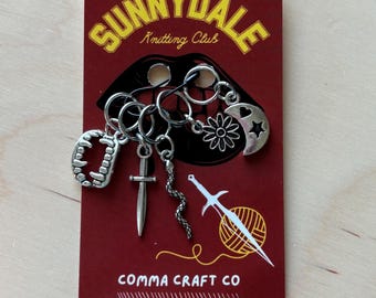¡NUEVO SET! Artículos de punto y ganchillo de Buffy TV, Sunnydale High, estilo gótico, brujas y cultos. Regalos para tejedores y crocheteros. Hilo. Marcadores de puntos.