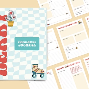 Puede incluir: Una cubierta de diario a cuadros azules y blancos con la palabra "DERBY" en letras rojas. La cubierta también presenta una planta en maceta con flores blancas y un patín de ruedas azul con ruedas amarillas. El texto "PROGRESS JOURNAL" está impreso en blanco sobre un fondo azul verdoso.