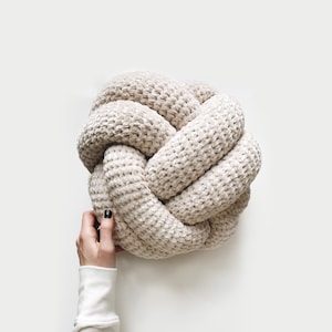 CROCHET PATTERN Knot pillow The Mare zdjęcie 1