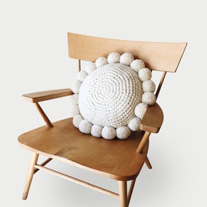 CROCHET PATTERN ⨯ Pillow, Round, Pom Pom  ⨯ The Pestel Pillow