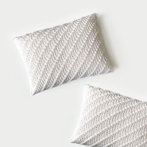 CROCHET PATTERN ⨯ Diagonal, striped, textured pillow ⨯ The Lineyè