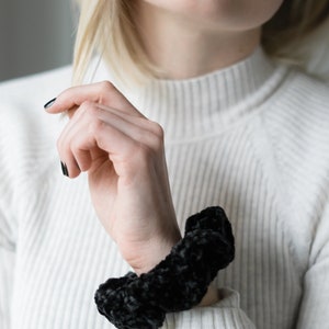 CROCHET PATTERN ⨯ Scrunchie velvet ⨯ The Aquin