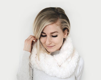 CROCHET PATTERN ⨯ Faux fur twisted cowl scarf ⨯ The Gonaïves