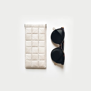 DIY PATTERN ⨯ Sunglass Case, Plastic Canvas, Vinyl Weave  ⨯ The Veau